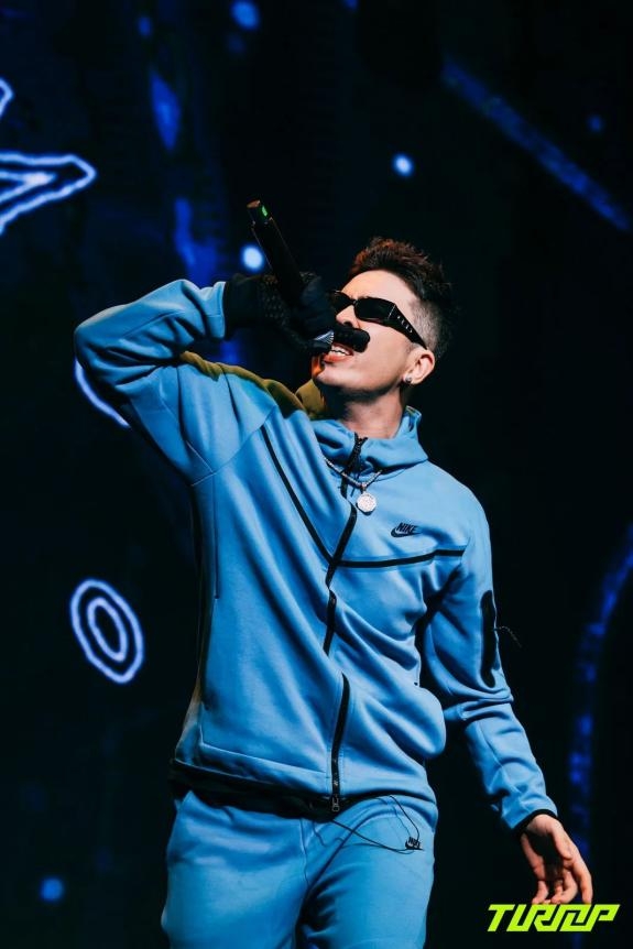 巴塞罗那训练开放日，转会期战术微调引欢呼，欧冠在即，临场指挥获称赞(关小刀临场任九)